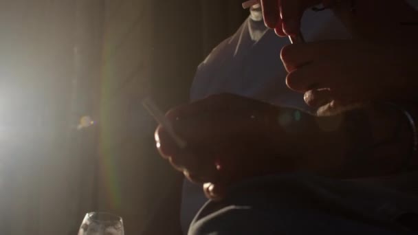 Руки людина передає сигарету на паузі. Сонячне світло і тінь — стокове відео
