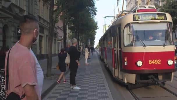 Транспорт пассажиров на трамвае Автомобиль останавливается на остановке. — стоковое видео
