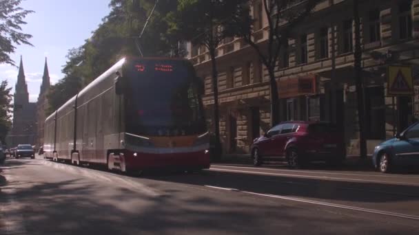 Transporte público de ciudad. Transporte de pasajeros en transporte público. Luz solar — Vídeo de stock