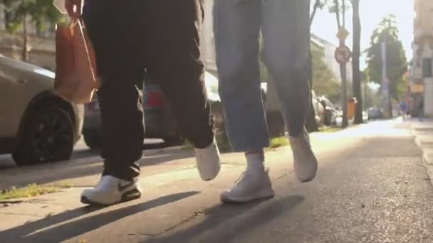 Een paar LGBT mannen bewegen zich langs de weg in de stad.. — Stockvideo