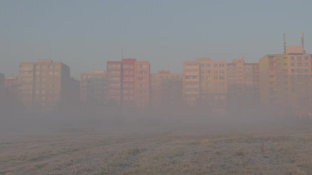 霧の中で街の風景。街の郊外にある住宅街. — ストック動画