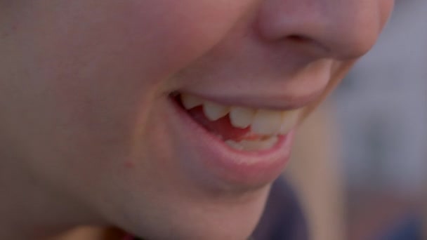 Close-up da boca de um jovem cantando. O cantor masculino. — Vídeo de Stock