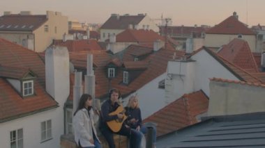 Açık hava müzik seansına hazırlanıyorum. Prag şehrinin çatısındaki gençler. 