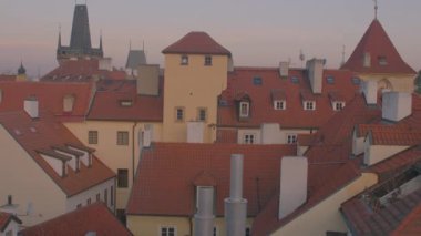 Eski bir Avrupa şehrinin kırmızı çatıları. Prag 'ın güzel panoramik şehir manzarası.