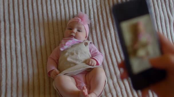 Tirar fotos de pequena menina bonito usando telefone. Blog sobre parentalidade feliz — Vídeo de Stock