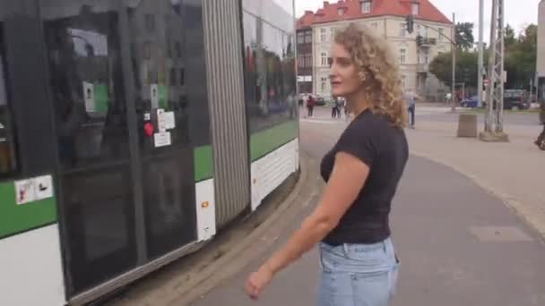 Donna movimento dei capelli ricci del tram di trasporto pubblico. In attesa alla fermata dell'autobus. — Video Stock