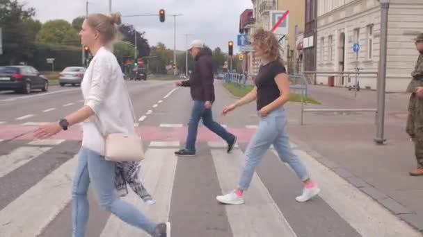Mulher cruza pedestre cruzando uma auto estrada cidade Usando zebra movimento seguro — Vídeo de Stock