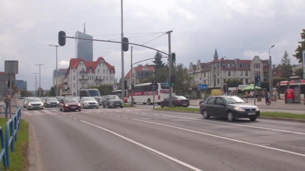 Movimiento de transporte en la ciudad. Coches se mueven en carriles — Vídeo de stock