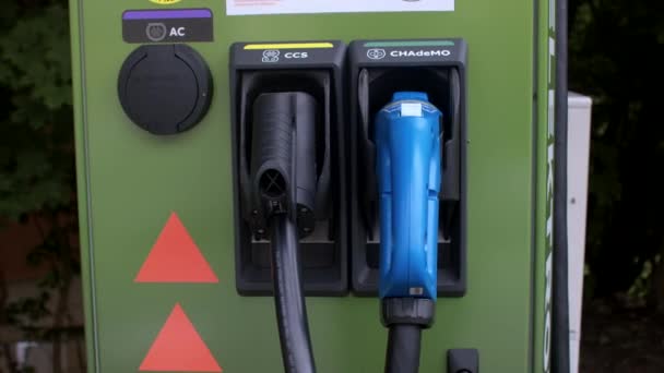The public electric car charging station in the city. Close up. Green — Stock Video