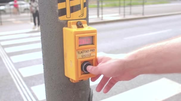 Masculino pedestre pressiona semáforo botão para atravessar estrada, normas de higiene. — Vídeo de Stock