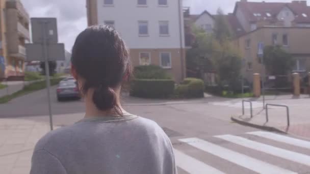 Une femme cherche son enfant dans un quartier de la ville. Enfant perdu. — Video