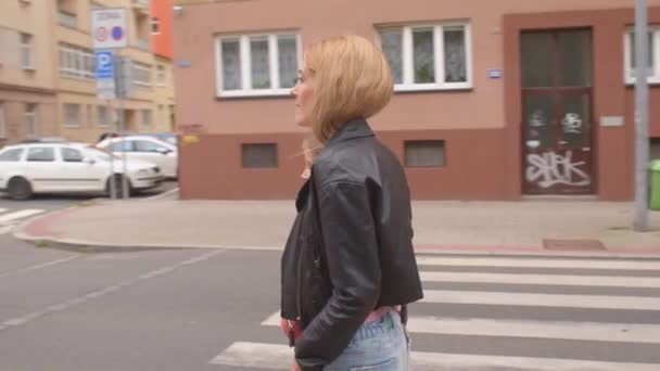 Câmera de movimento circular, mãe e filha de pé na estrada borda na cidade. — Vídeo de Stock