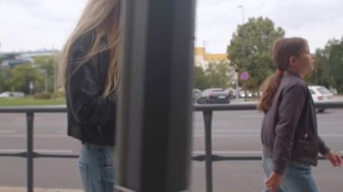 Kadın yolda GSM telefonunu kullanıyor. İletişim yolda..