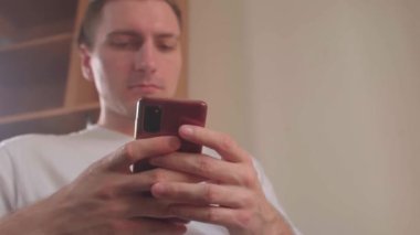 Adam elindeki telefonu kullanıyor. Mobil internet kullanımına odaklan