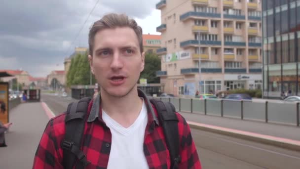 Man i röd skjorta säger meddelande gatan kamera. Han kommenterar för journalisten — Stockvideo