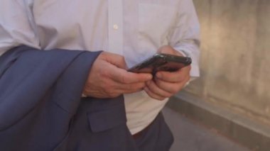 Telefonla erkek ellerine yakın çekim. Hayatı kolaylaştırmak için teknolojiyi kullanmak.