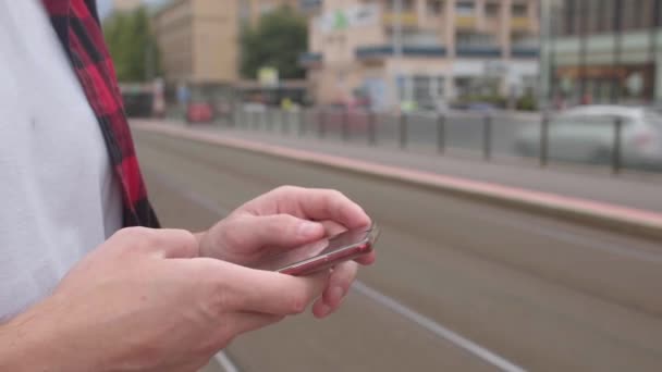 Închide mâinile cu telefonul. Căutare trasee Orar online pentru transportul public — Videoclip de stoc