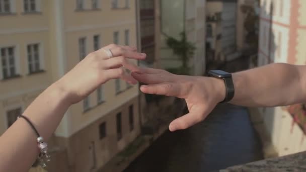 Руки мужчина и женщина прикоснуться к ним пальцами Манифестация чувства — стоковое видео