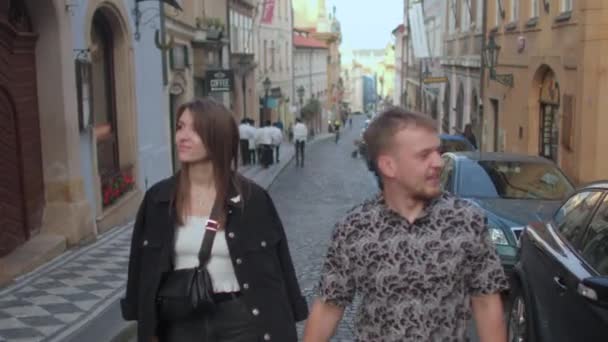 Para przenosi się przez stare miasto wycieczka turystyczna rozejrzeć satysfakcjonujące zainteresowanie — Wideo stockowe