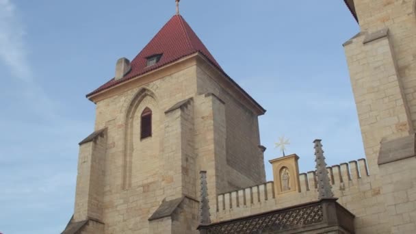 Façade du bâtiment avec une tour. Il y a une étoile sur le cadre de la statuette. — Video