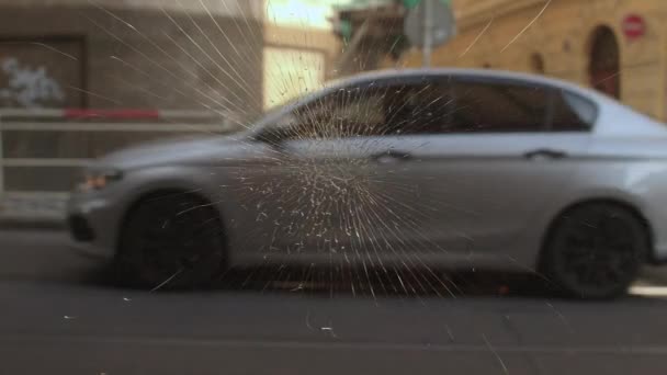 Разбитое стекло на городской витрине трещин сходятся в центре хулиганский трюк — стоковое видео