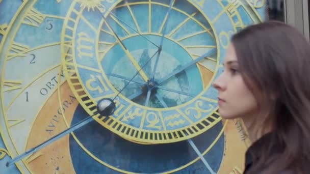 Portrait of girl, astronomical clock in center of Prague. Tourist attraction — Stock Video