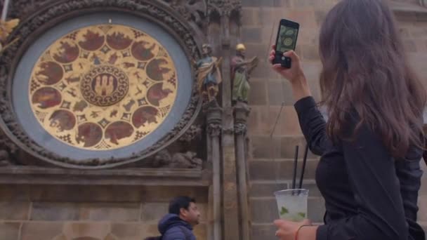 Porträt eines Mädchens, astronomische Uhr im Zentrum von Prag. Touristenattraktion — Stockvideo