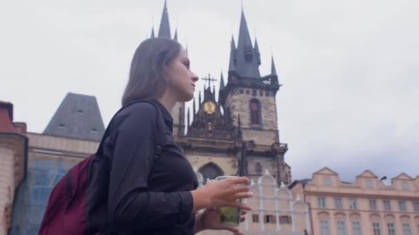 Portrait de fille dans le centre de Prague. Attraction touristique — Video