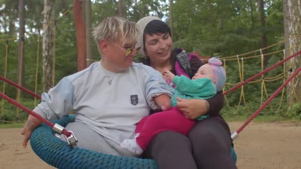 Özel ihtiyaçları olan yetişkinlerle etkili iletişim. Bebekli iki kadın.. — Stok video