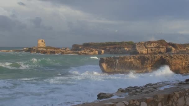 Starke Wellen krachen bei windigem Wetter gegen Küstenfelsen. Die Kamera zittert. — Stockvideo