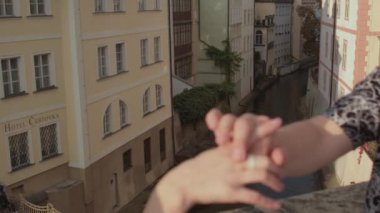 Bir erkeğin ve kadının elleri, randevularında temas kurar..