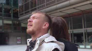 Kameranın çiftler arasında dairesel hareketi. Etrafına bak.