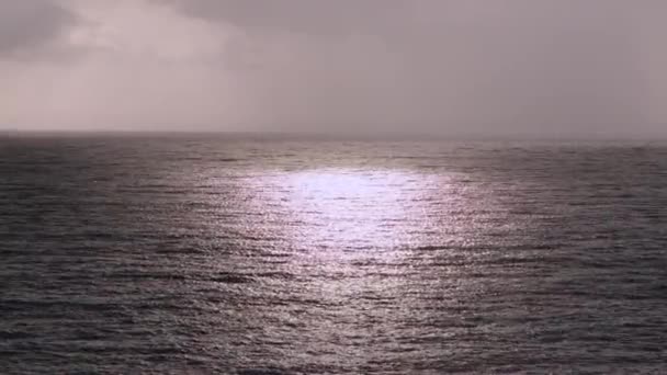 A glint of light in the water of the sea. Reflection of the sun, glare. — Vídeo de Stock