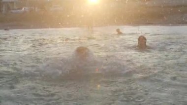 Çocuklar yaz tatillerinde dinleniyorlar. Güneşin parlaklığı.