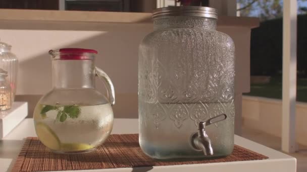 Tarro de vidrio con tabla de agua. La condensación atrae la atención de los visitantes — Vídeos de Stock