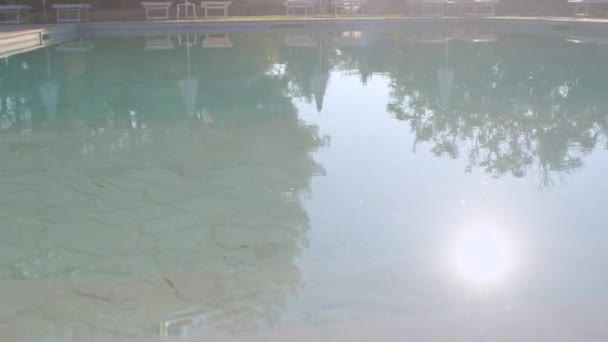 Havuz suyunda bir parıltı. Güneş yüzeye yansıyor.. — Stok video