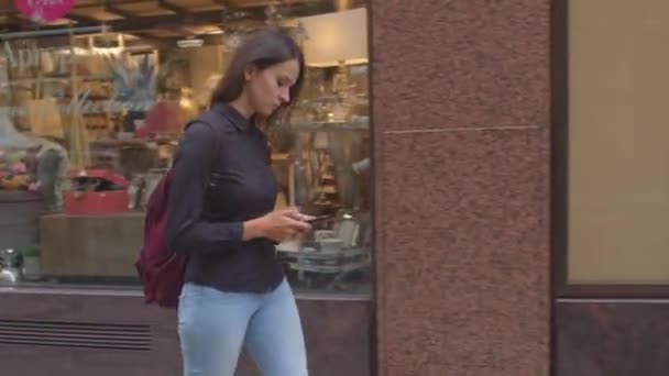 3.女孩在商店橱窗附近用手机购物。集中注意力屏幕. — 图库视频影像