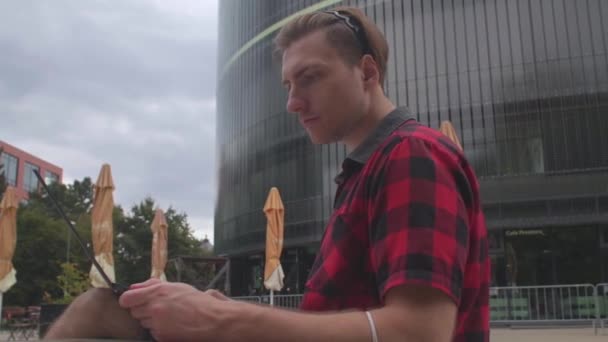 Zaměřit pozornost studentů notebook monitor ulice koncentrované získávání informací — Stock video