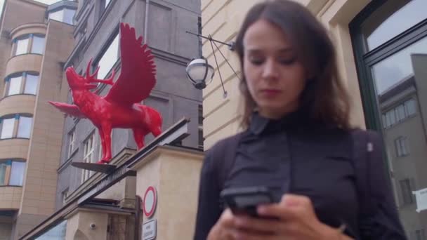 Bokeh effect met behulp van smartphone voor grot wandelaars stad achtergrond rood figuur vleugels — Stockvideo
