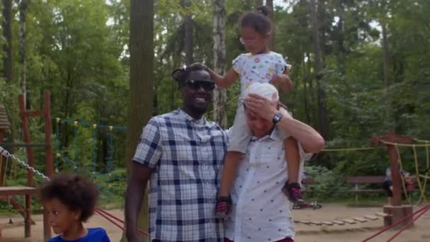 Аутентичный снимок молодой счастливой гомосексуальной гей-семьи с приемными детьми. — стоковое видео