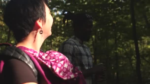여름 공원을 걷고 있는 백인 여성 과 아프리카 계 미국인 남성의 모습 — 비디오