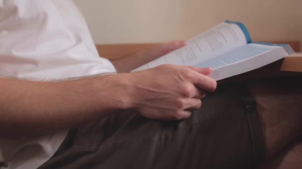 Mann liest gedruckte Zeitschrift in den Händen Er erhält Informationen Lernprozess — Stockvideo