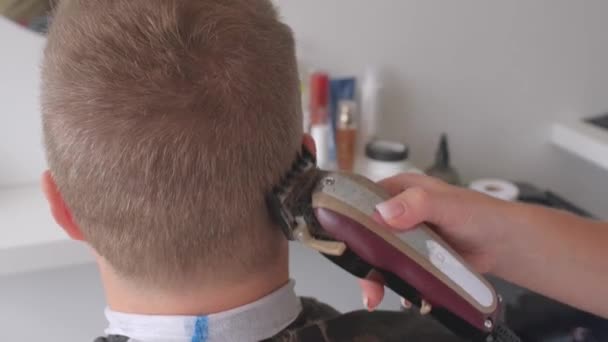 Facet strzyże się w salonie. Przemysł fryzjerski. Włosy obcinające klienta. — Wideo stockowe