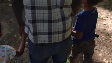 Afrikalı Amerikalı el ele tutuşuyor çocuklar yürüyor. Ebeveyn-çocuk kişisi.