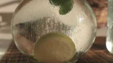 Sıcak yerde yoğunlaşma yüzey konteynırı ile cam sürahi..