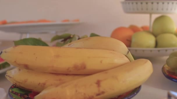 Плоди тарілки Жовті банани, зелені яблука люди. Встановити тропічні їстівні фрукти — стокове відео