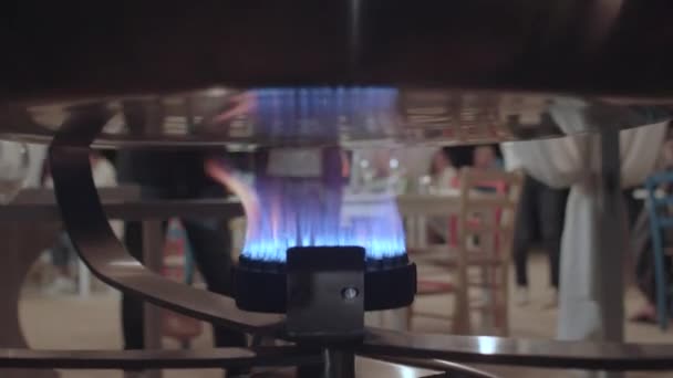 Close-up brander met koekenpan erboven tijdens het bereiden van gebakken voedsel in restaurant. — Stockvideo