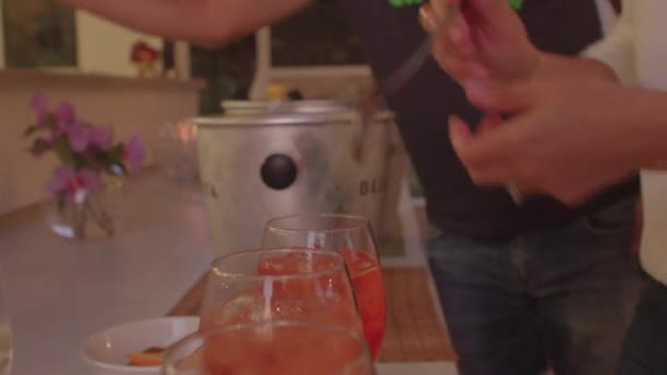 Spoon uses for mixing alcoholic and non-alcoholic mixed drinks. Stirring. — Stockvideo