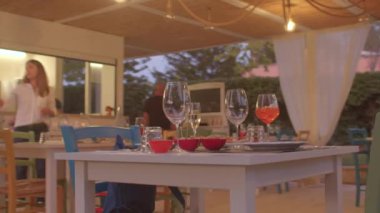 Akşamları verandada akşam yemeği. Günbatımında gökyüzünü renklendir.