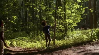 Doğayla temas çocuklar için faydalıdır. Çocuklar ormanda oynar..